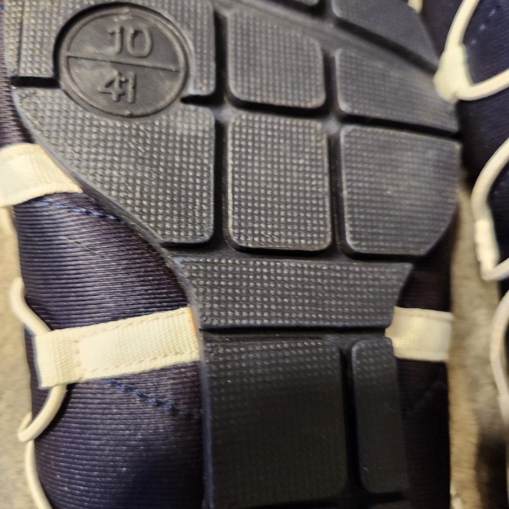 Shoes - Picture 6 of 7